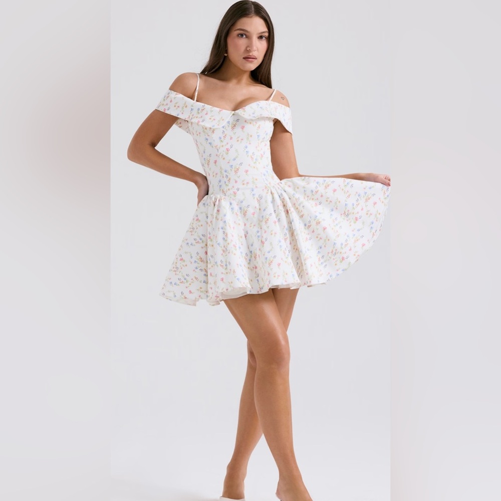 House of CB “ELIDA” Dress 

WHITE POSY PRINT CORSET MINI DRESS

Size: Large